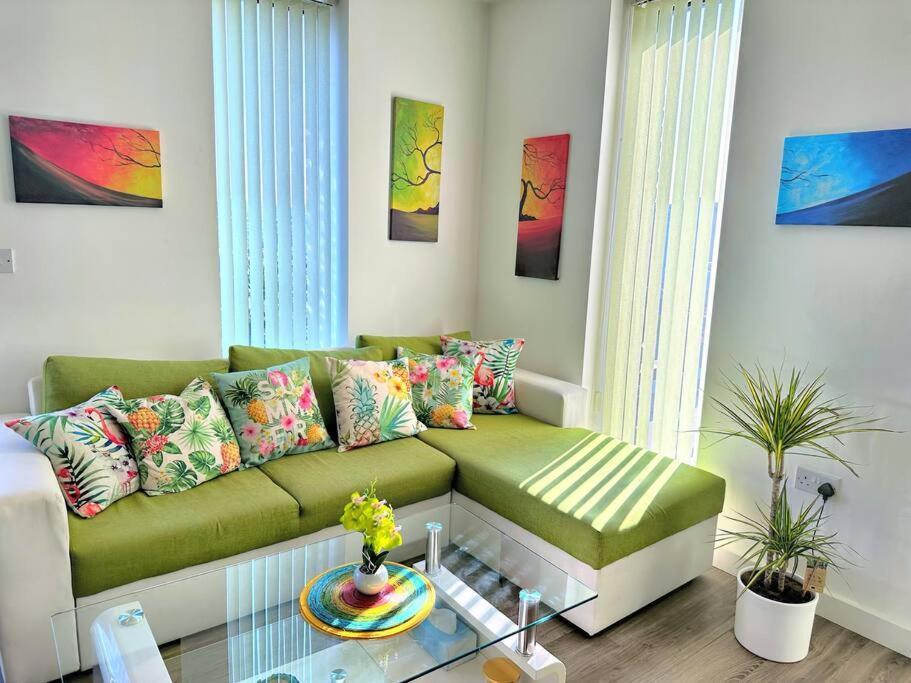 Spacious 2 Bed Flat Next To Elizabeth Line Appartamento *