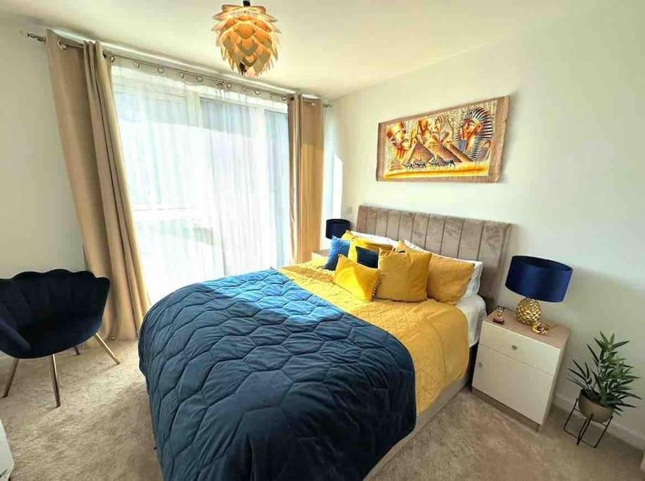 Spacious 2 Bed Flat Next To Elizabeth Line * Londra
