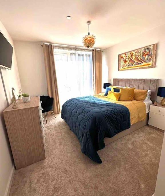 Spacious 2 Bed Flat Next To Elizabeth Line Appartamento *