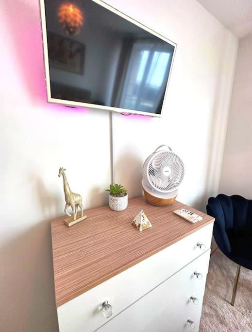 Spacious 2 Bed Flat Next To Elizabeth Line * Londra