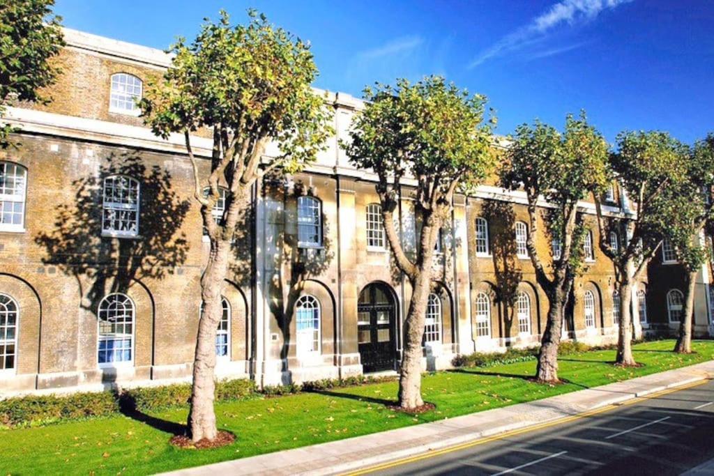 Spacious 2 Bed Flat Next To Elizabeth Line *