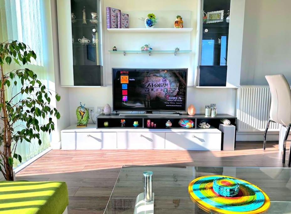 Spacious 2 Bed Flat Next To Elizabeth Line * London